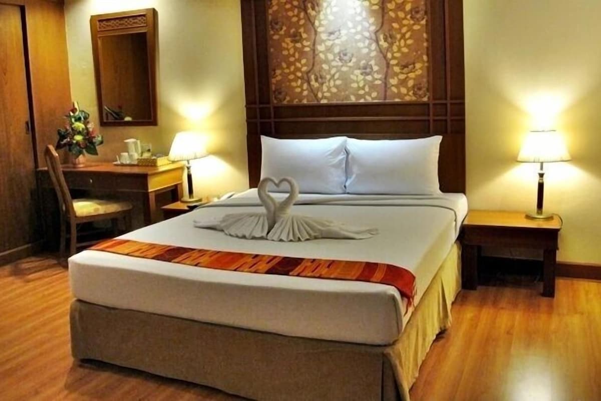 Hypo-allergenic bedding available, minibar, in-room safe, desk