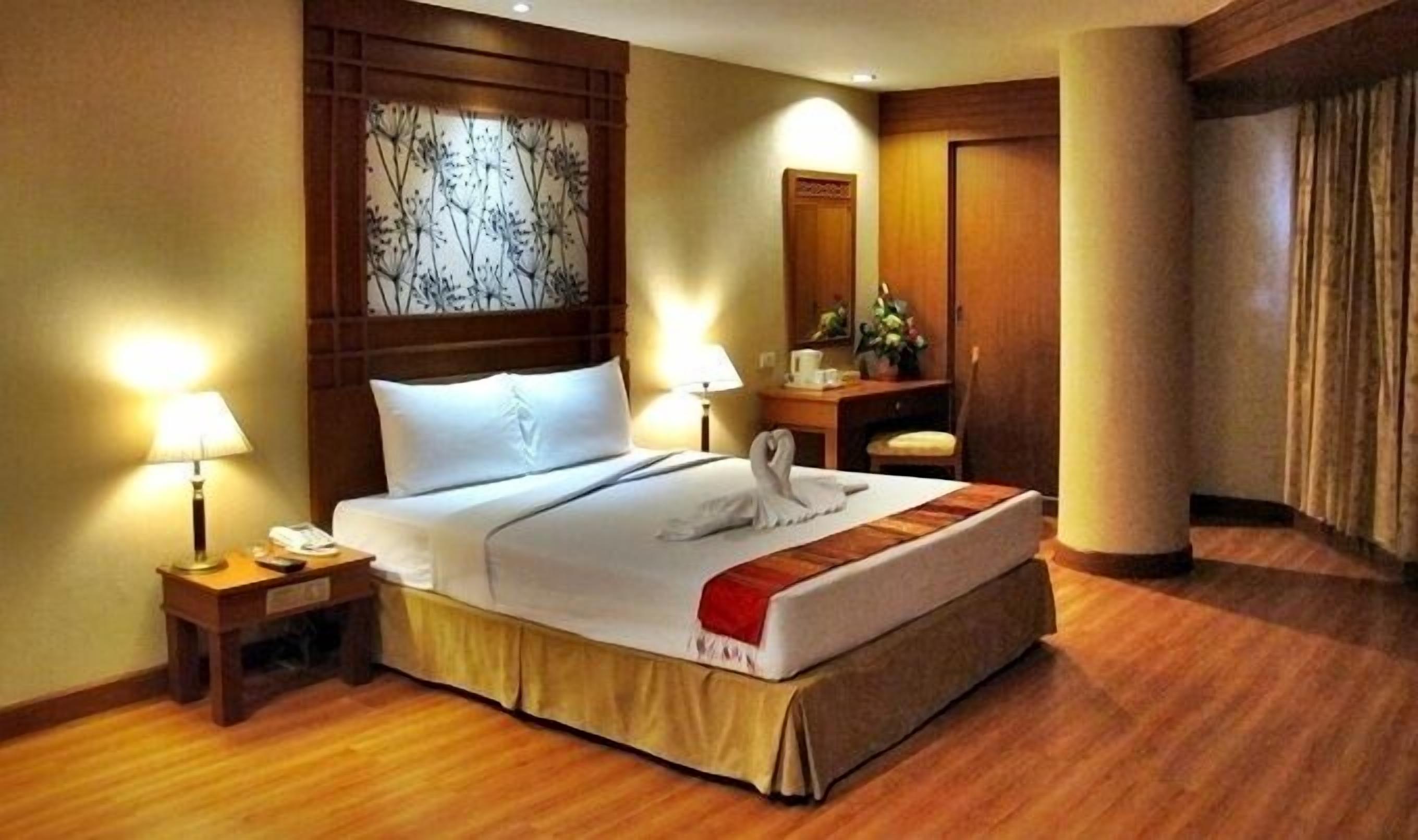 Hypo-allergenic bedding, minibar, in-room safe, desk