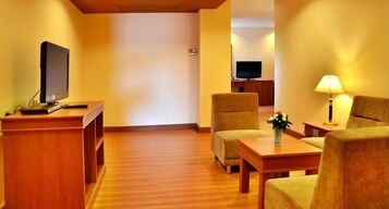 Royal Suite Room  | Zona de estar | Televisión de pantalla plana de 32 pulgadas con canales por cable