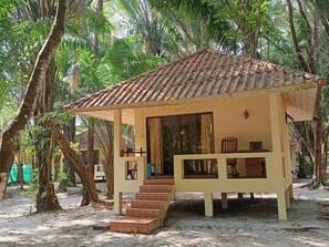 Superior Bungalow with Fan | Een kluis op de kamer, een bureau, gratis wifi, beddengoed
