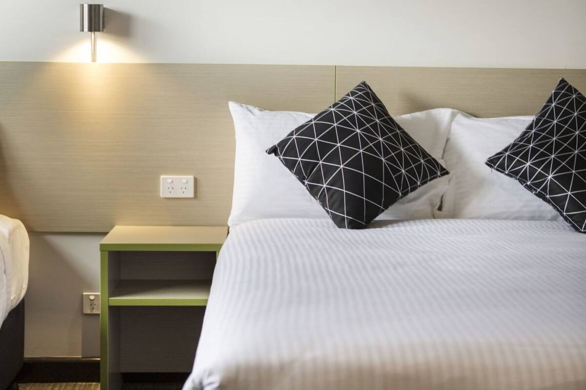 Hochwertige Bettwaren, Schreibtisch, Bügeleisen/Bügelbrett, Babybetten