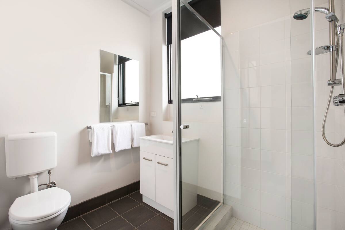 shower, free toiletries, towels