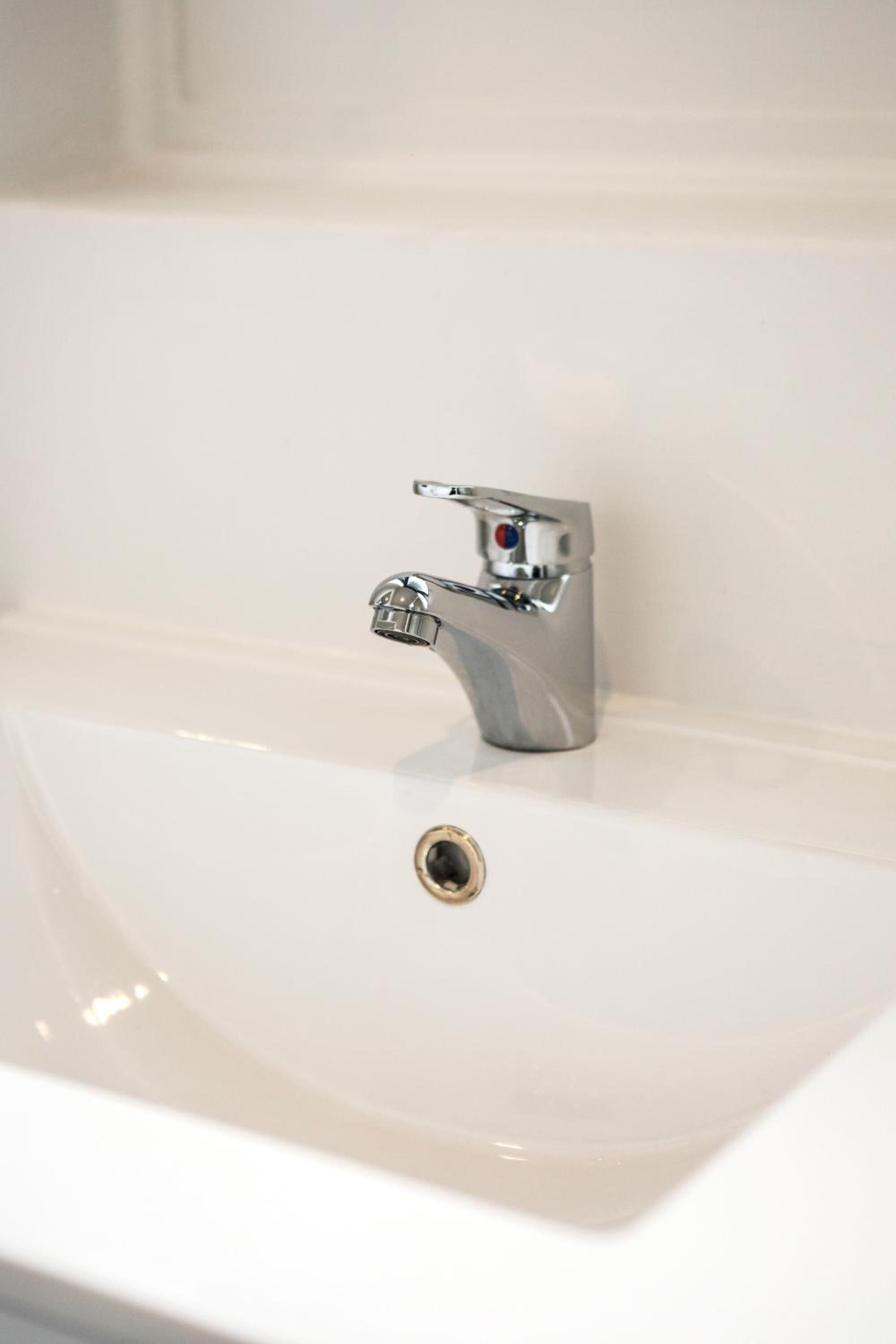 shower, free toiletries, towels