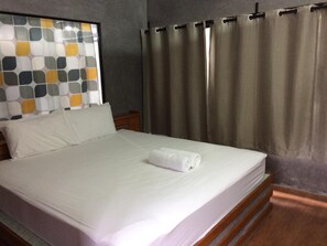 Desk, rollaway beds, free WiFi, bed sheets - Secret Garden Trang Resort (Trang)