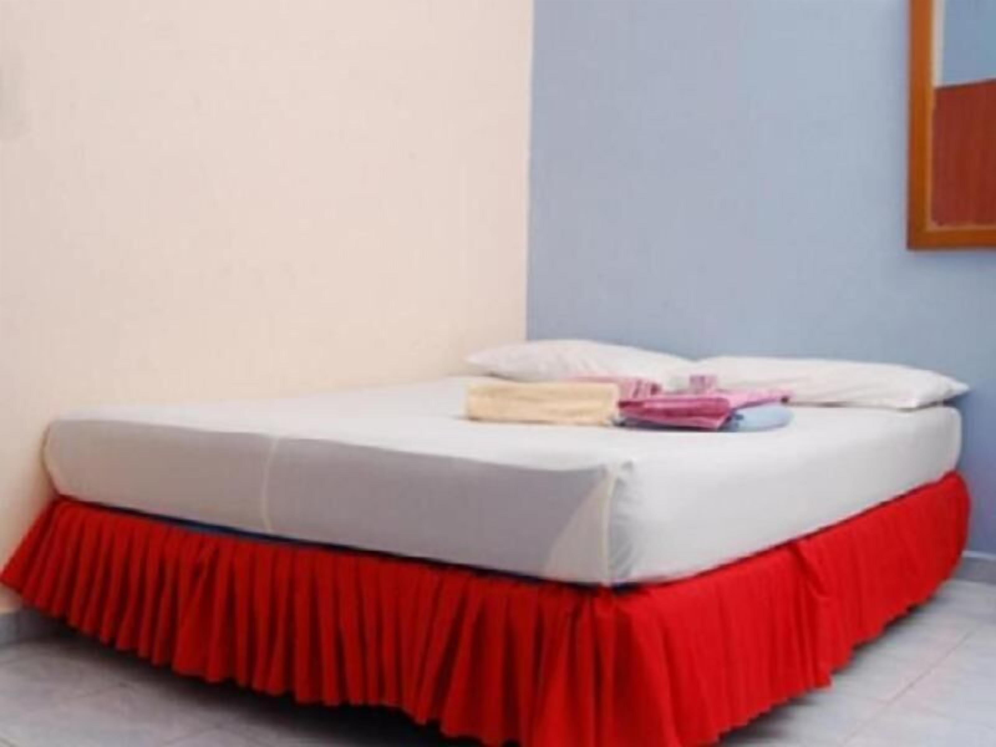 Meja kerja, setrika/meja setrika, dan tempat tidur lipat/tambahan
