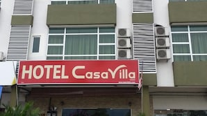 Een hotelschild met de naam 'HOTEL CasaVilla' en een website-adres.