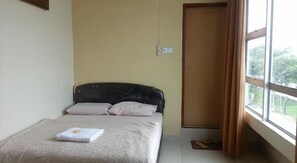 Meja kerja, setrika/meja setrika, dan tempat tidur lipat/tambahan