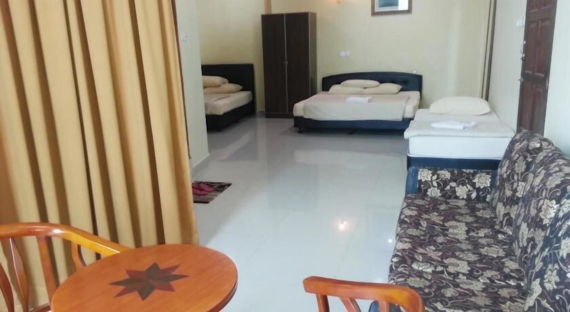 Desk, iron/ironing board, rollaway beds, free WiFi
