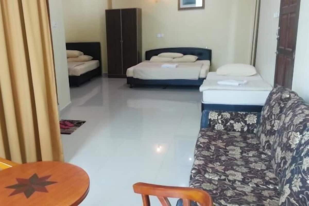 Desk, iron/ironing board, rollaway beds, free WiFi