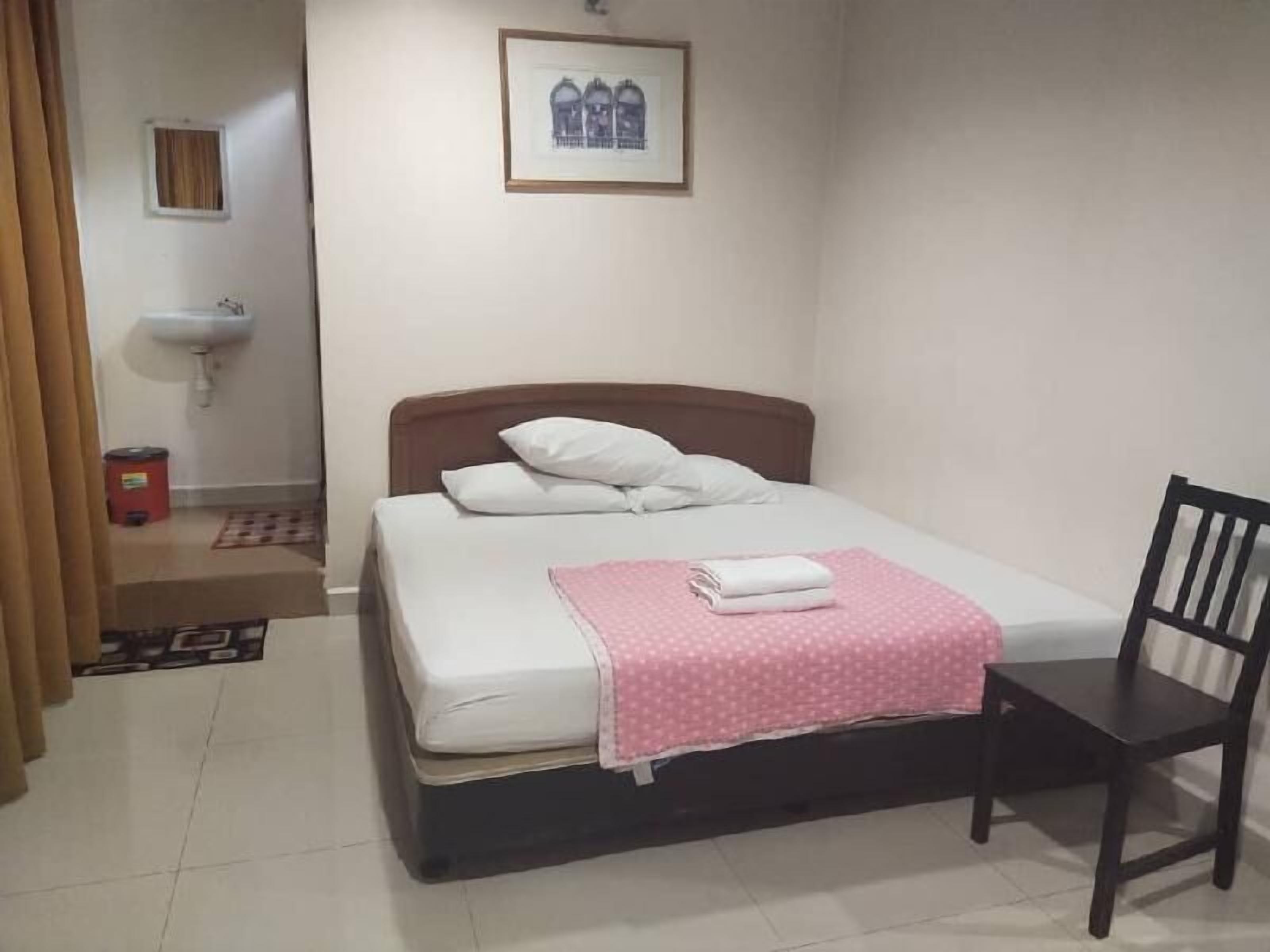 Meja kerja, setrika/meja setrika, dan tempat tidur lipat/tambahan