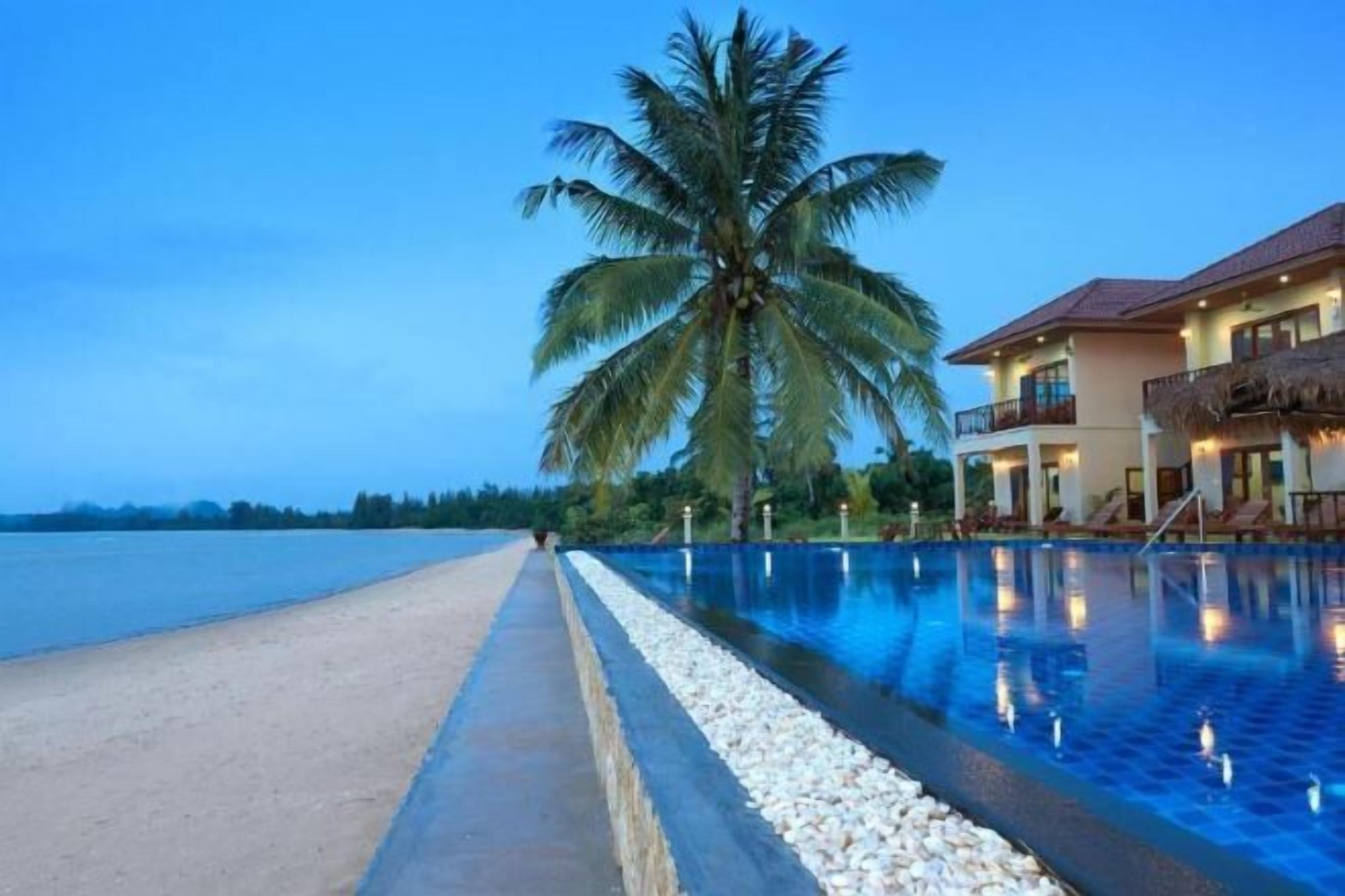 Trên bãi biển, ghế dài tắm nắng, dù trên bãi biển, khăn tắm biển 