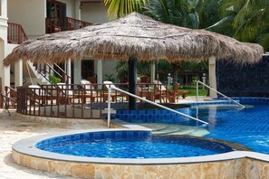 Outdoor pool, pool umbrellas, pool loungers - Sara Beachfront Boutique Resort (Pathio)