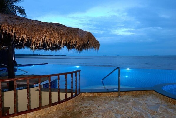 Outdoor pool, pool umbrellas, pool loungers - Sara Beachfront Boutique Resort (Pathio)