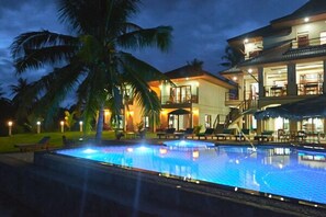 Outdoor pool, pool umbrellas, sun loungers - Sara Beachfront Boutique Resort (Pathio)