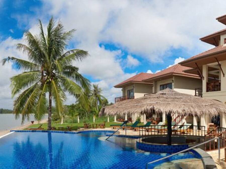 Piscina externa, guarda-sóis, espreguiçadeiras