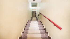 Eine Treppe mit Marmorstufen, die zu einer Zwischenebene führt.