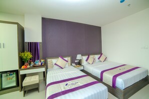 Minibar, desk, blackout curtains, rollaway beds - La Mer Hotel Nha Trang (Nha Trang)