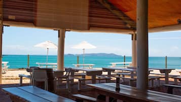 Petit déjeuner, déjeuner et dßner servis sur place, vue sur la mer