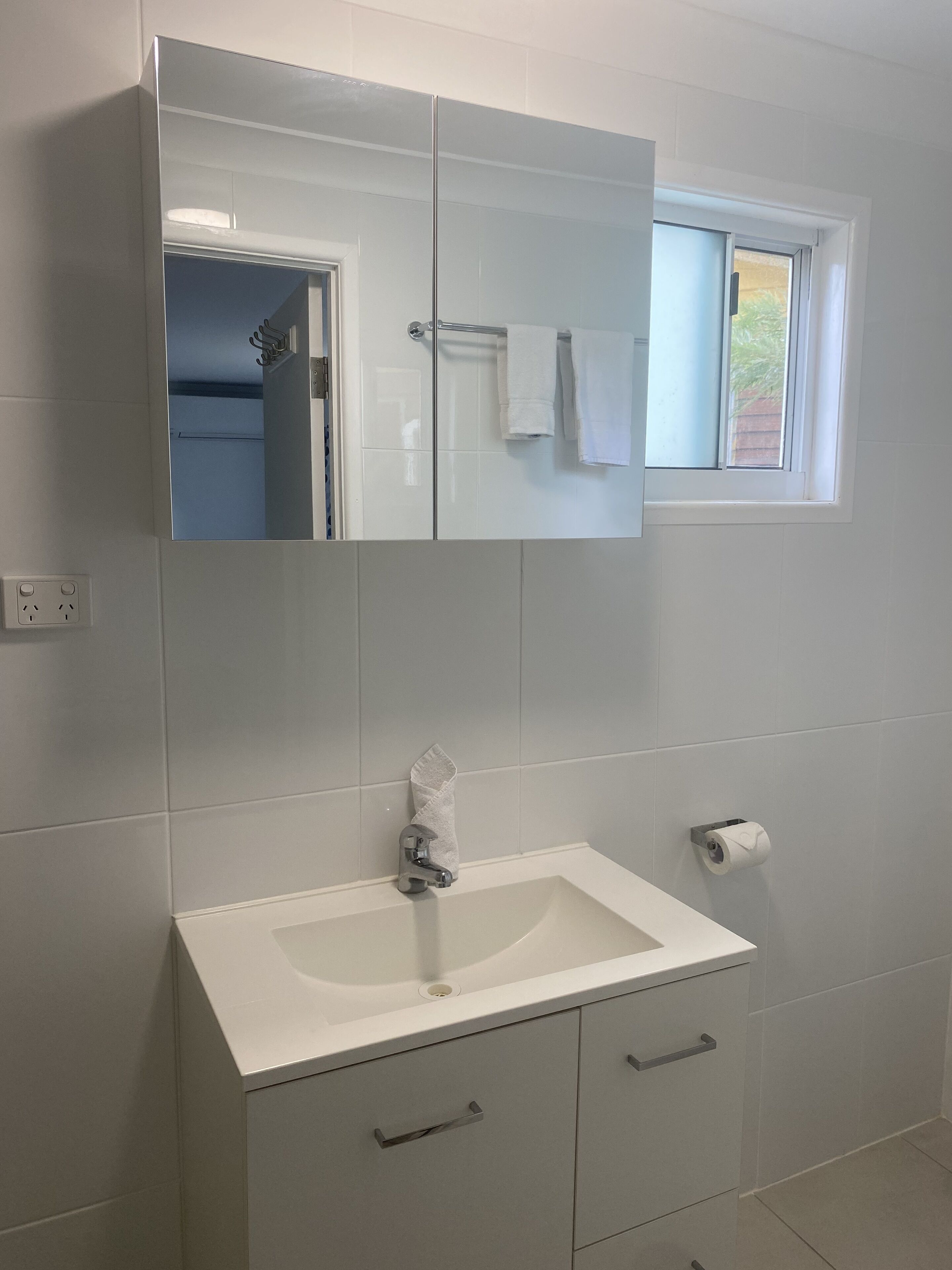 basic double room, 1 queen bed | bathroom | shower, towels