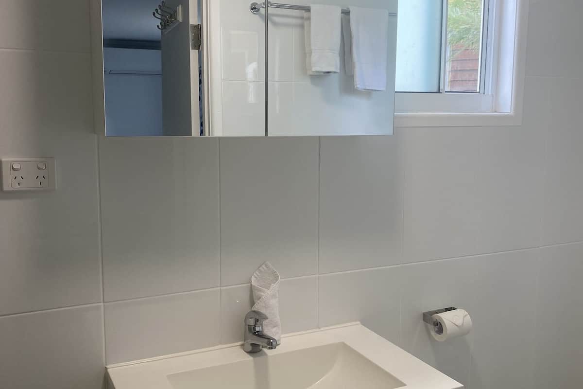 basic double room, 1 queen bed | bathroom | shower, towels