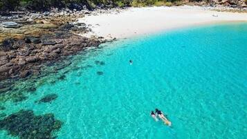 På stranden, strandbuss, massasje på stranden og fisking