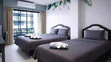 Family Room | Desk, free WiFi