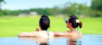 Uniland Golf & Resort