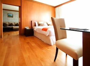 Suite, 1 King-Bett, Balkon | Minibar, Zimmersafe, Schreibtisch, schallisolierte Zimmer
