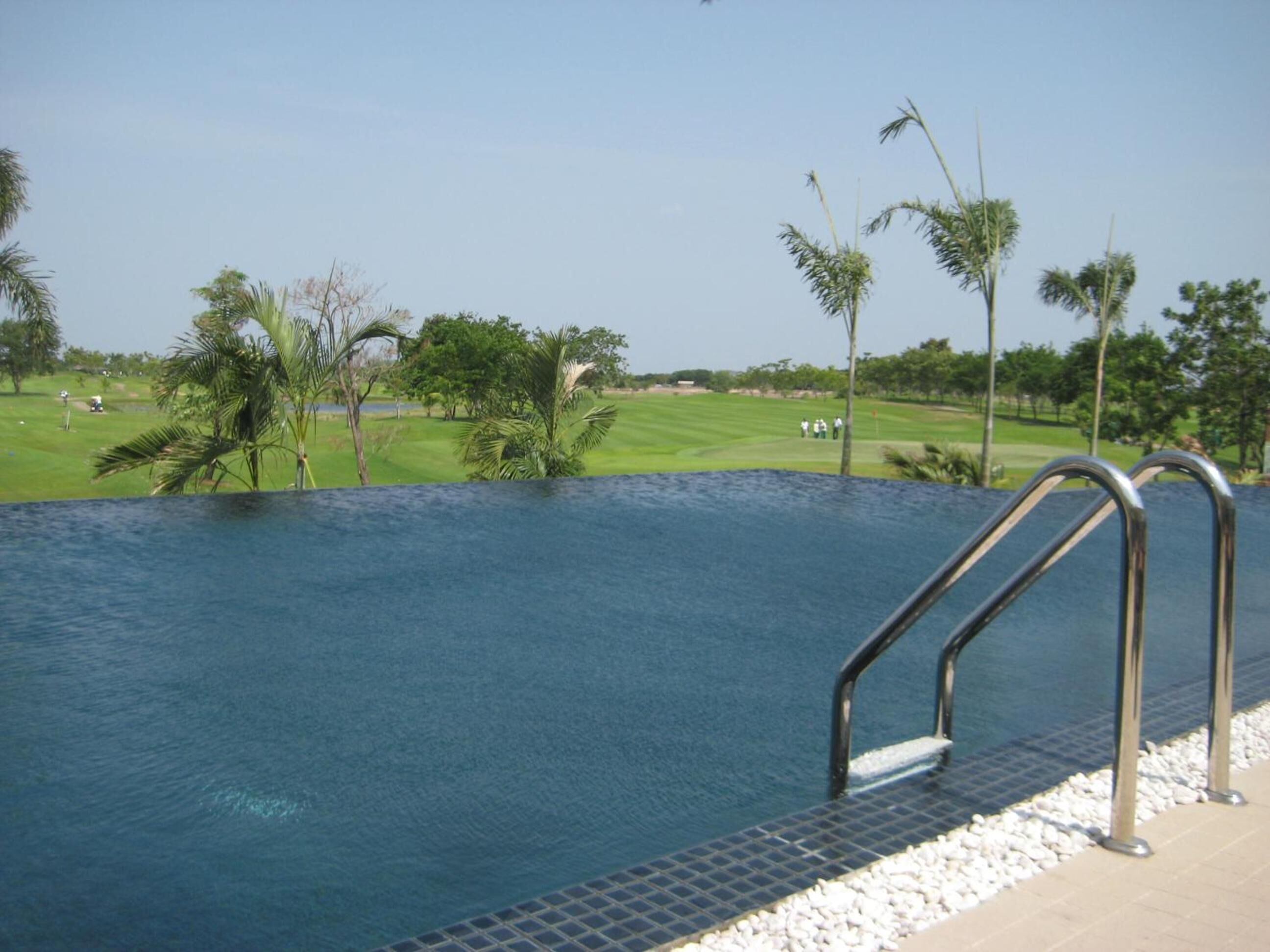 屋外プール、インフィニティプール