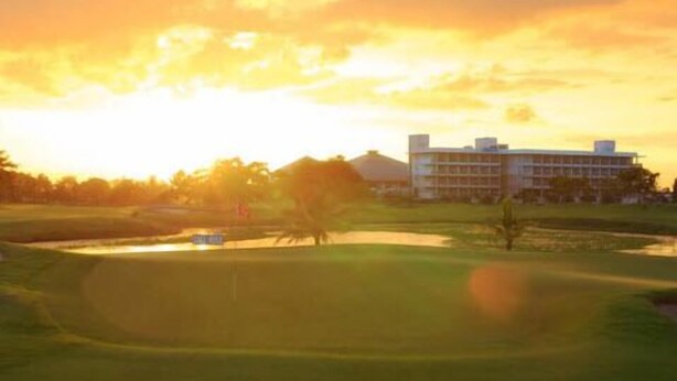 A golf course with a clubhouse and a pond. - Uniland Golf & Resort (Nakhon Pathom)