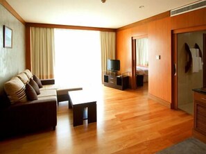 Suite, 1 King Bed, Balcony | Living room