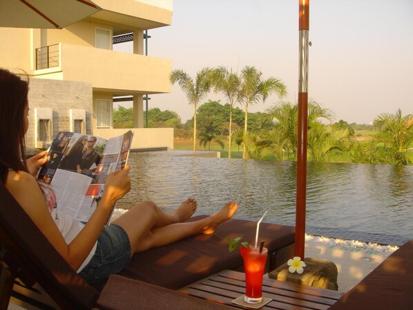 Outdoor pool, an infinity pool