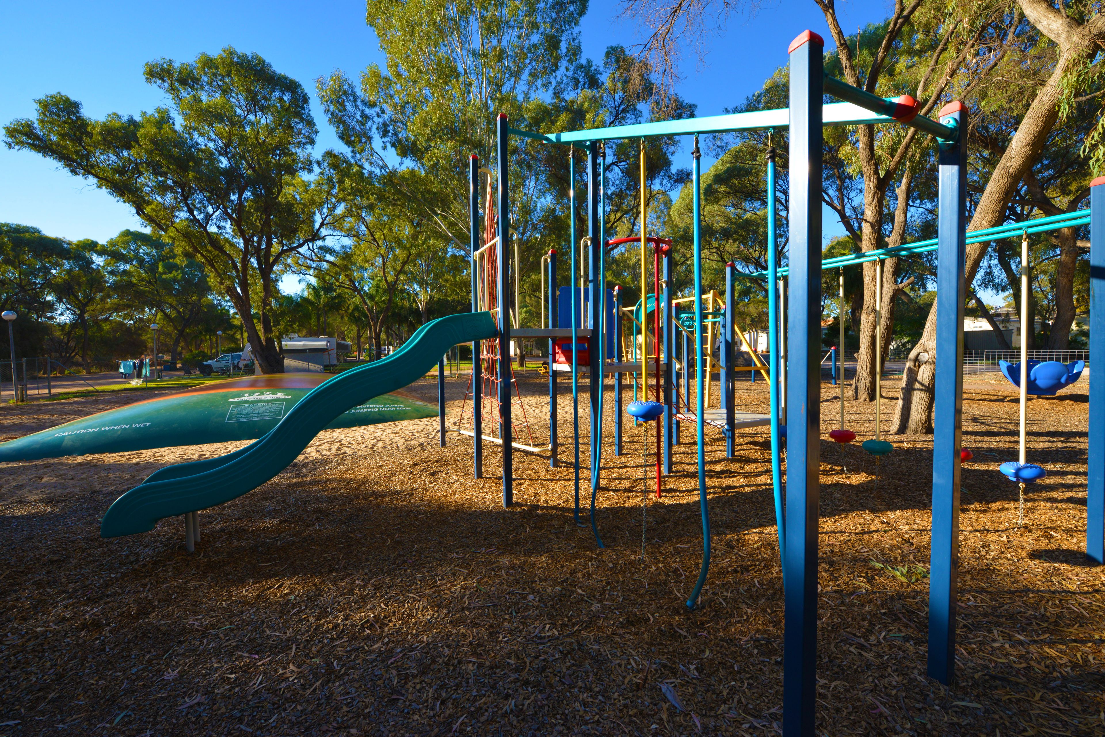 Un parque infantil con tobogán y estructuras para escalar.