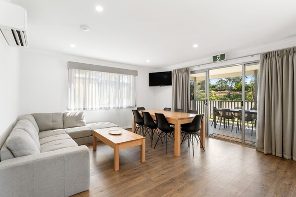 Hytte – premium | Oppholdsområde | En 55-tommers Flatskjerm-TV med digitale kanaler