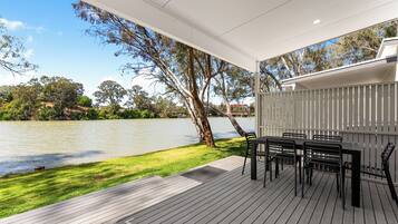 Hytte – standard, 2 soverom, elveutsikt (Classic Riverfront Cabin) | Strykejern/-brett og sengetøy