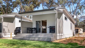 A modern mobile home with a covered patio, a barbecue grill, and a small deck area. - Echo Holiday Parks - Renmark (Renmark)