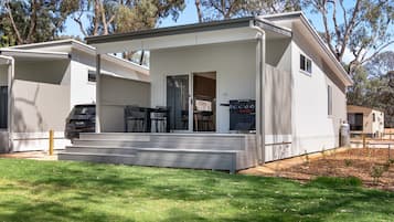 Standard Cabin, 2 Bedrooms, River View (Classic Riverfront Cabin) | Seterika/papan seterika, cadar katil