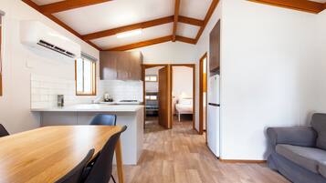 2 quartos, ferros/tábuas de passar roupa, roupa de cama