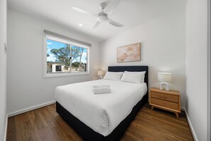 Hytte – standard, 2 soverom, elveutsikt (Classic Riverfront Cabin) | Strykejern/-brett og sengetøy