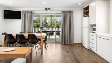 Hytte – premium | Oppholdsområde | En 55-tommers Flatskjerm-TV med digitale kanaler