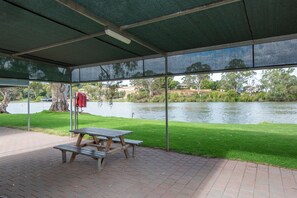 Cabane, 2 chambres, vue fleuve (Classic Riverfront Cabin) | Vue de la chambre