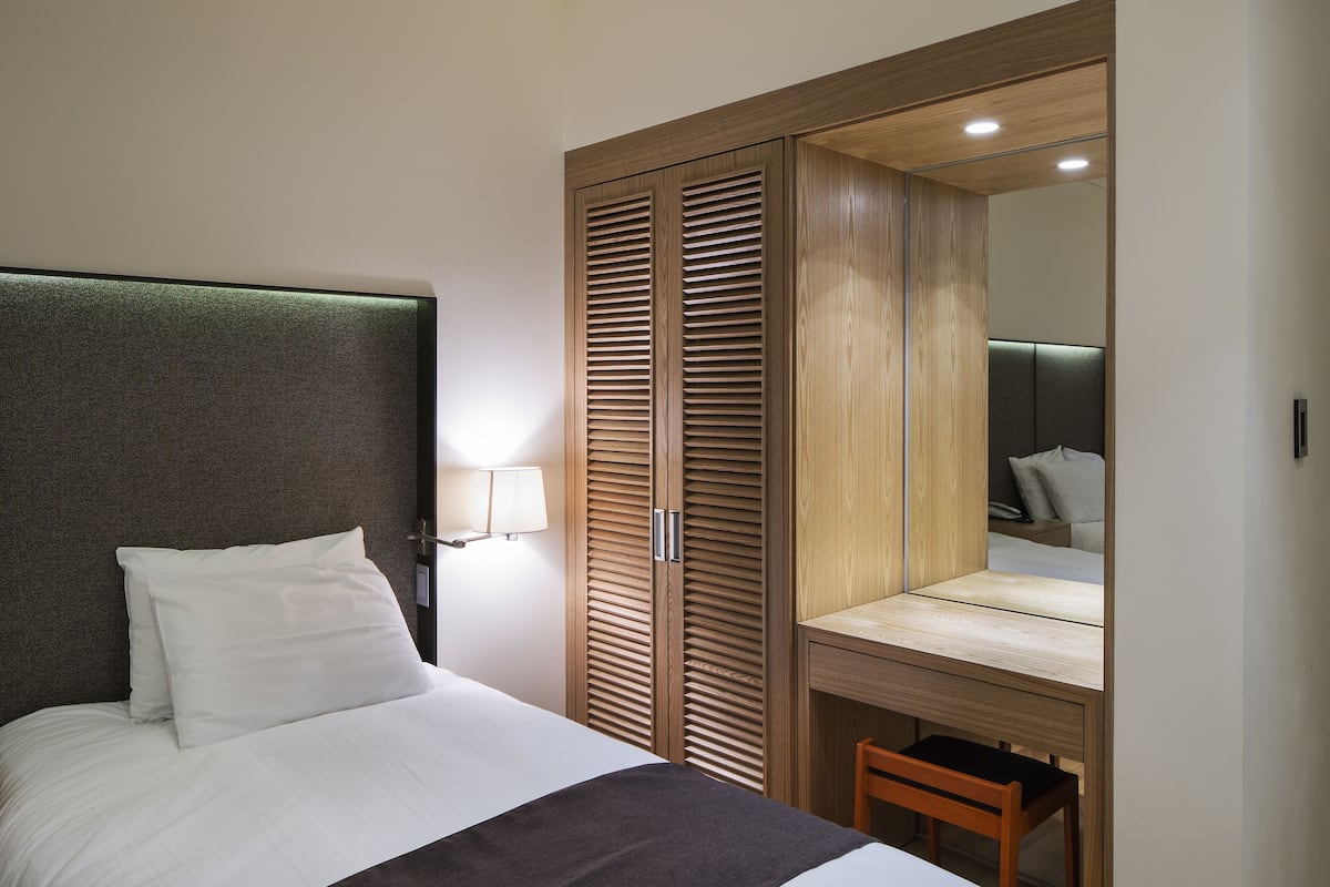 standard twin room | blackout curtains, free wifi, bed sheets