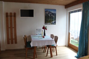 Panoramic-Apartment, 2 Schlafzimmer, Balkon, Bergblick | Essbereich im Zimmer