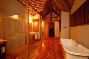 Junior Chalet (Ocean View) | Bathroom | Free toiletries, bathrobes, towels - Massinga Beach Lodge (Massinga)