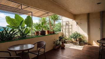 Penthouse Twin Room | Hypo-allergenic bedding, minibar, desk, free WiFi