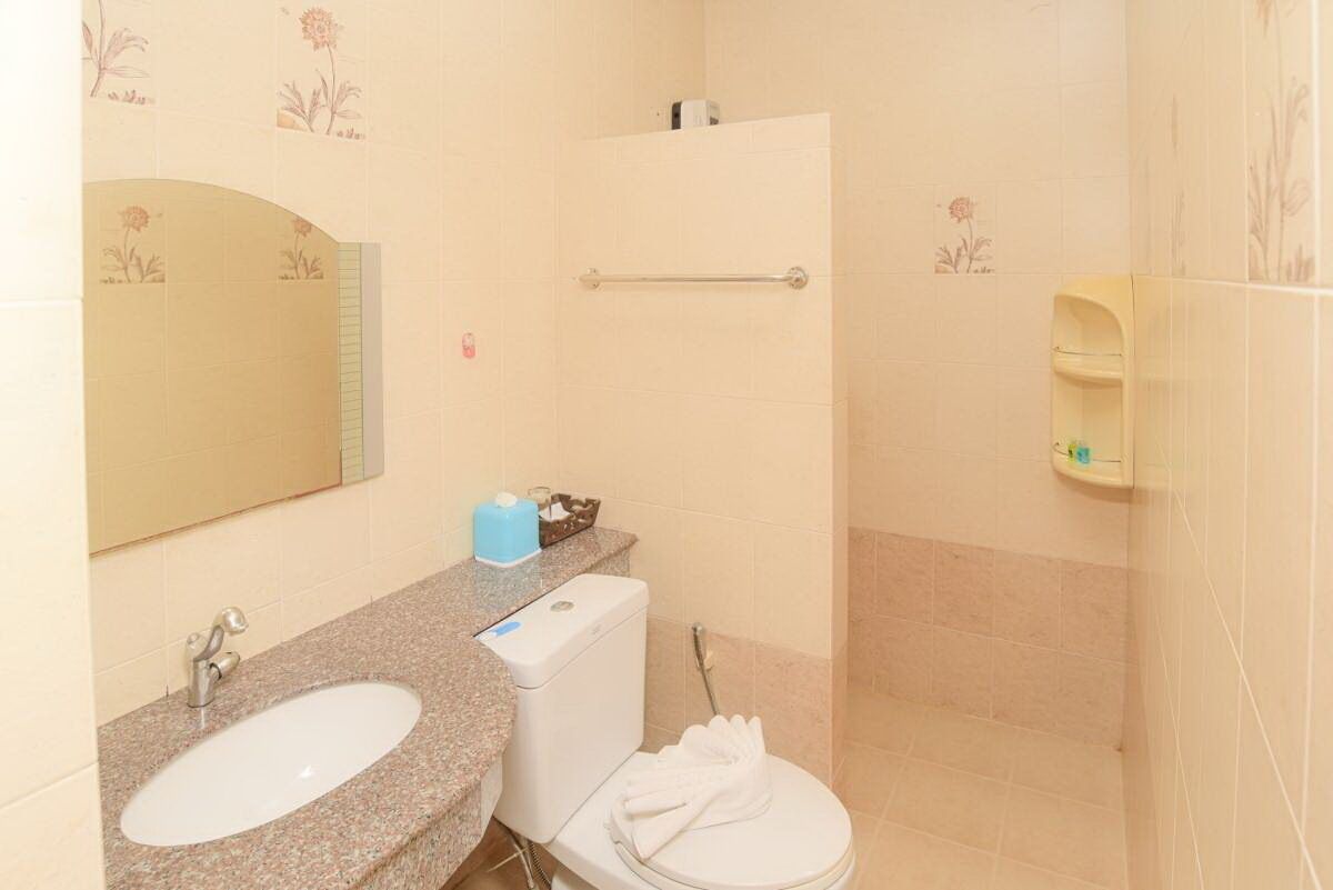 standard double room | bathroom | shower, free toiletries, bidet, towels