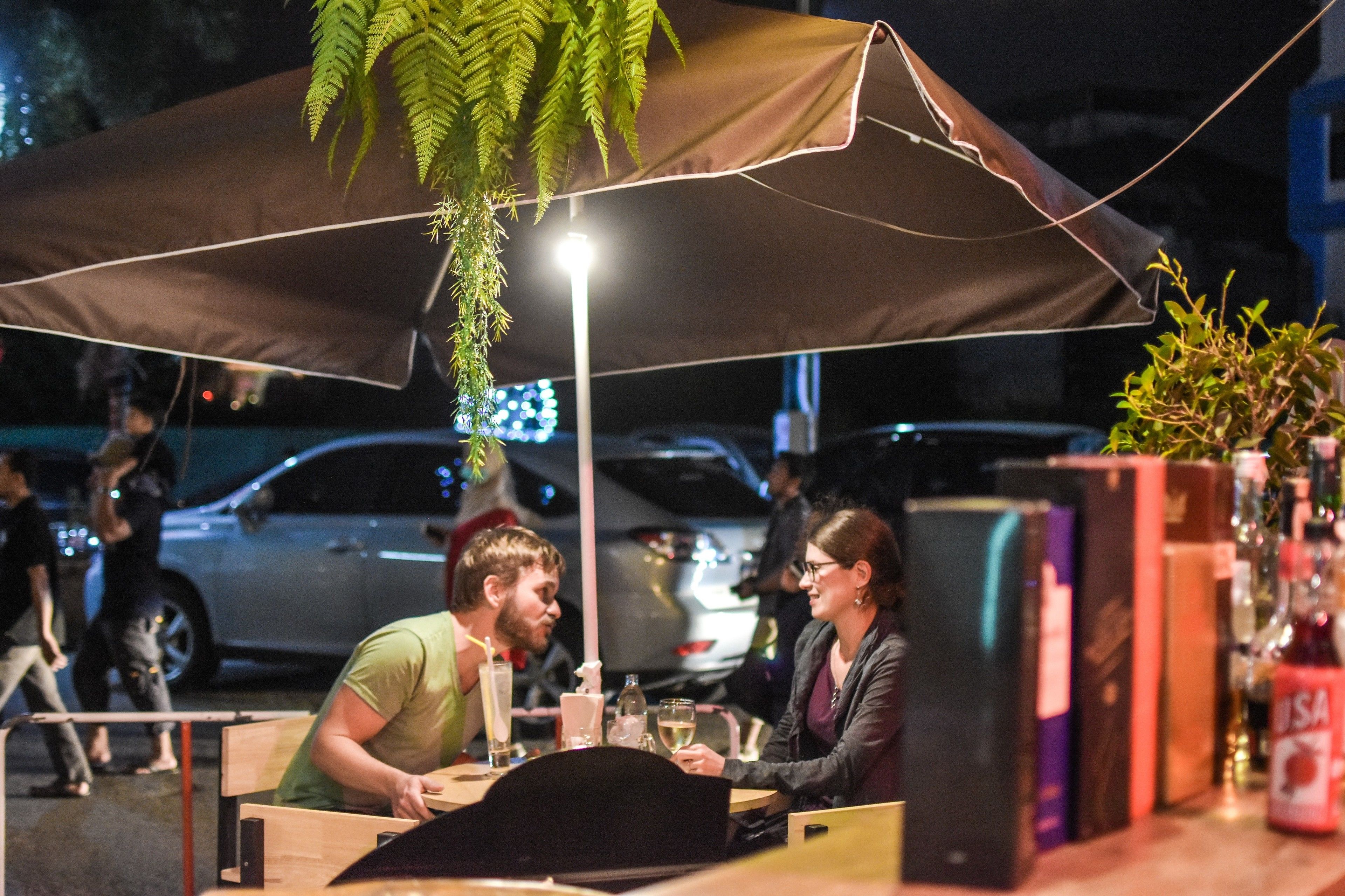 تناول الطعام بالخارج