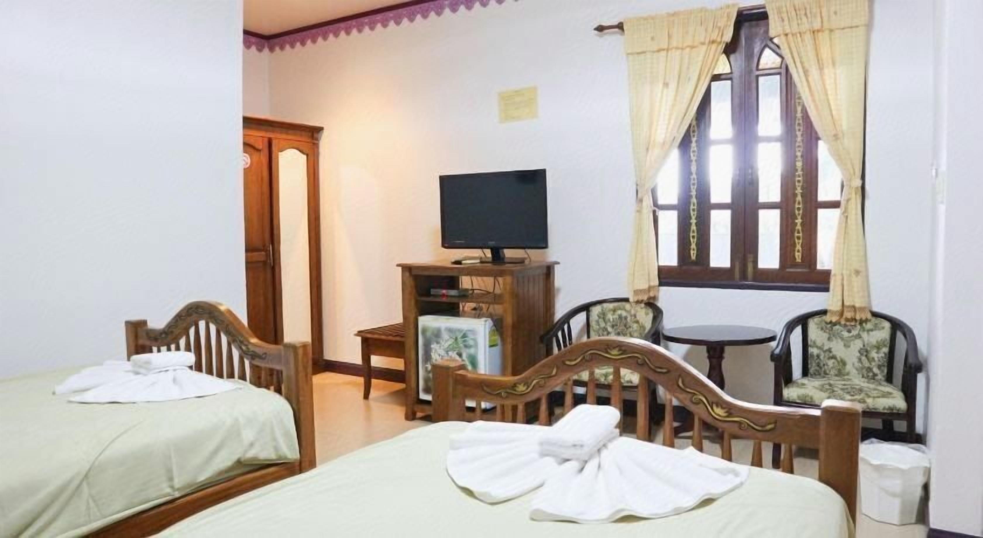 Hypo-allergenic bedding, minibar, desk, free WiFi