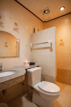 Shower, free toiletries, bidet, towels - Ban Aothong Hotel (Trang)