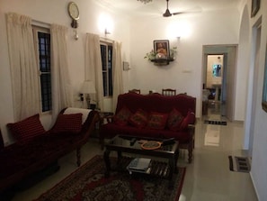 21-inch TV with cable channels - Nathan's Holiday Home (Kochi)